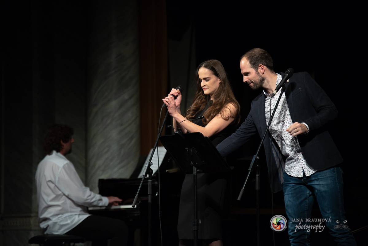 Hudba Petra Hapky naplnila Měšťanskou besedu v Plzni, jeho písně zpívali Lenka Nová nebo František Segrado