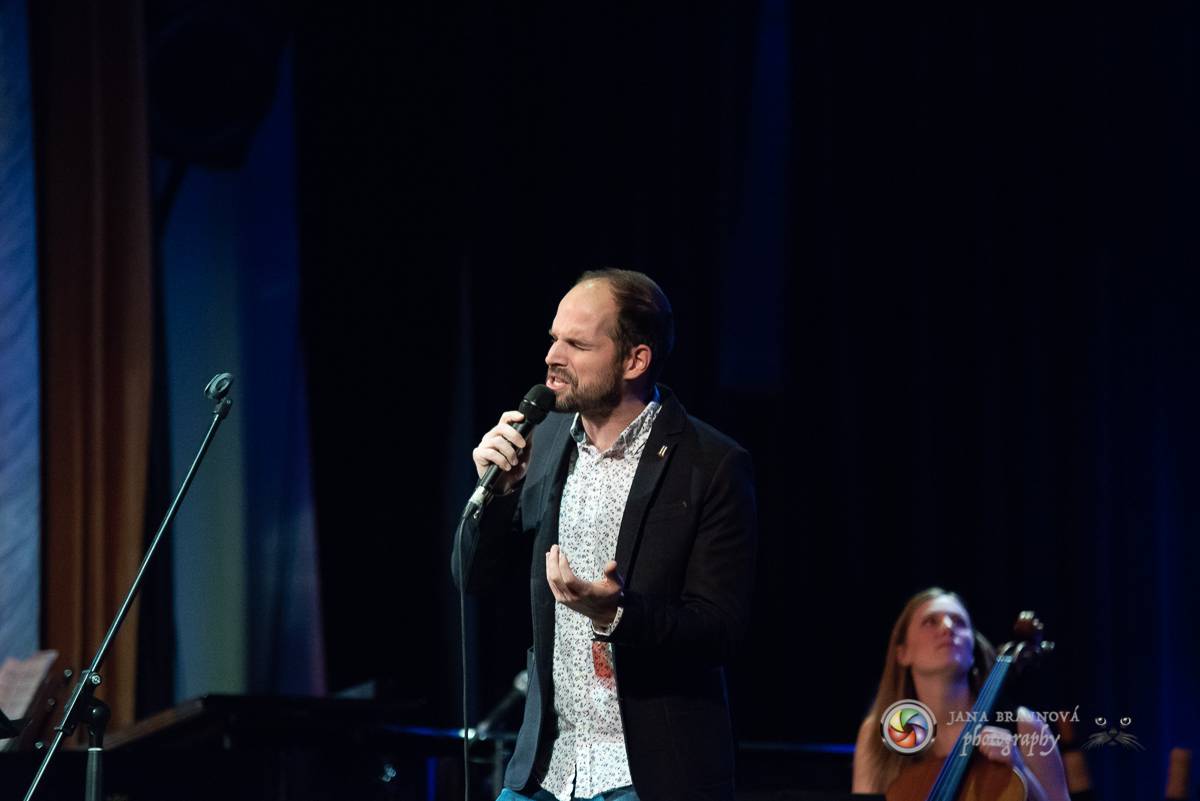 Hudba Petra Hapky naplnila Měšťanskou besedu v Plzni, jeho písně zpívali Lenka Nová nebo František Segrado