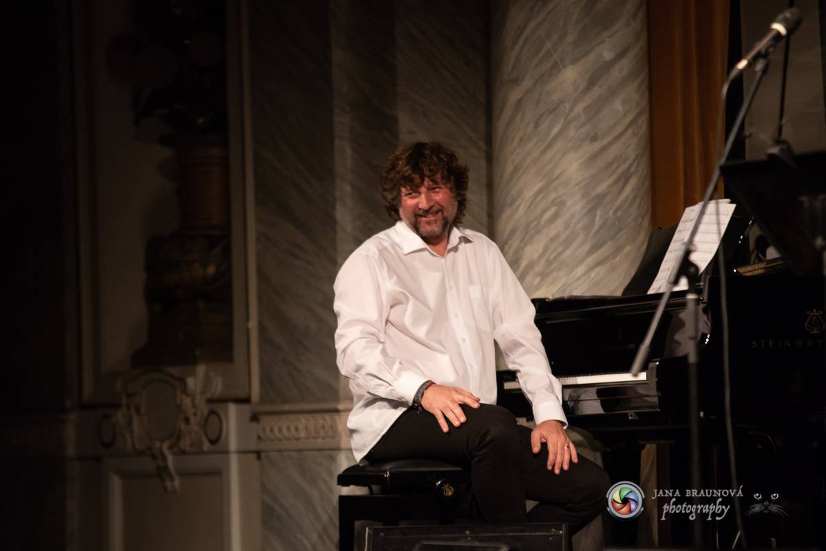 Hudba Petra Hapky naplnila Měšťanskou besedu v Plzni, jeho písně zpívali Lenka Nová nebo František Segrado