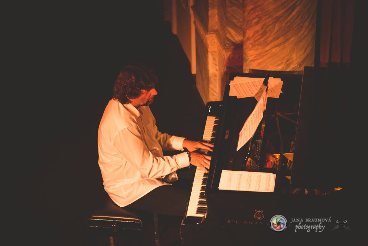 Hudba Petra Hapky naplnila Měšťanskou besedu v Plzni, jeho písně zpívali Lenka Nová nebo František Segrado