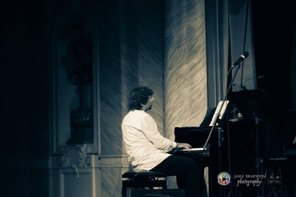 Hudba Petra Hapky naplnila Měšťanskou besedu v Plzni, jeho písně zpívali Lenka Nová nebo František Segrado