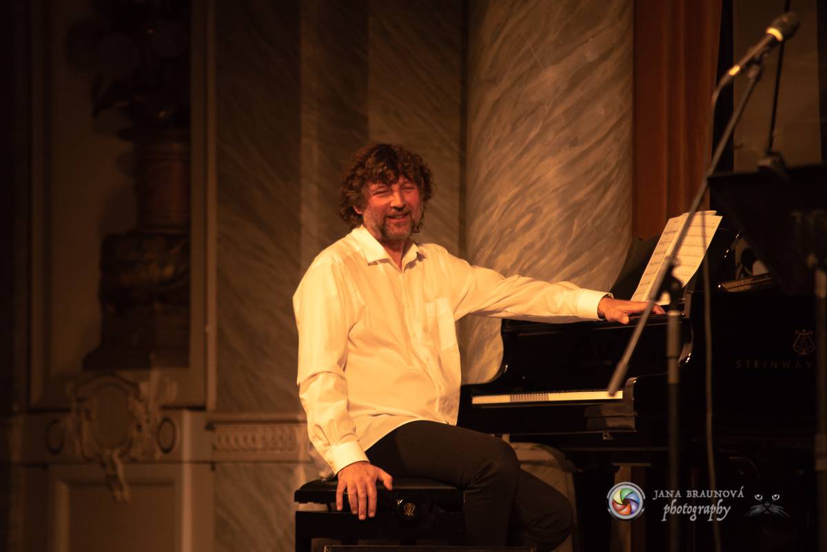 Hudba Petra Hapky naplnila Měšťanskou besedu v Plzni, jeho písně zpívali Lenka Nová nebo František Segrado