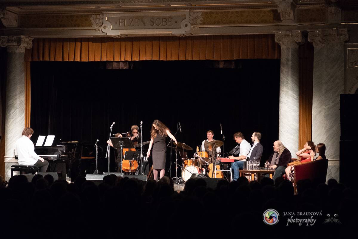 Hudba Petra Hapky naplnila Měšťanskou besedu v Plzni, jeho písně zpívali Lenka Nová nebo František Segrado