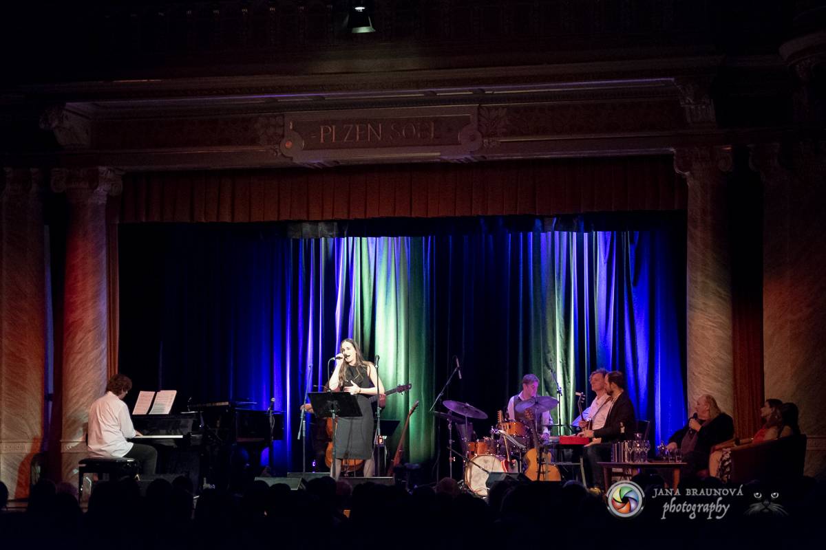 Hudba Petra Hapky naplnila Měšťanskou besedu v Plzni, jeho písně zpívali Lenka Nová nebo František Segrado