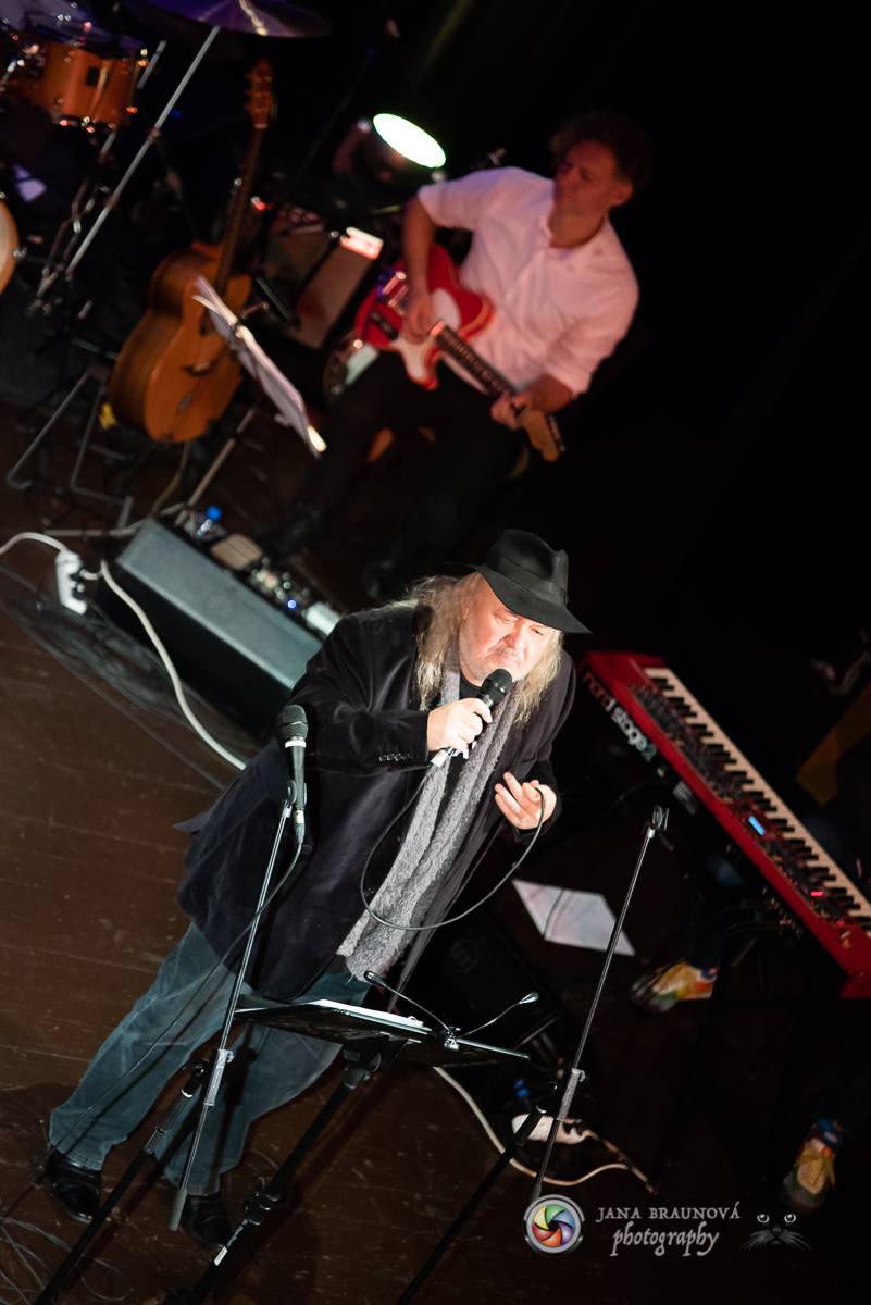 Hudba Petra Hapky naplnila Měšťanskou besedu v Plzni, jeho písně zpívali Lenka Nová nebo František Segrado