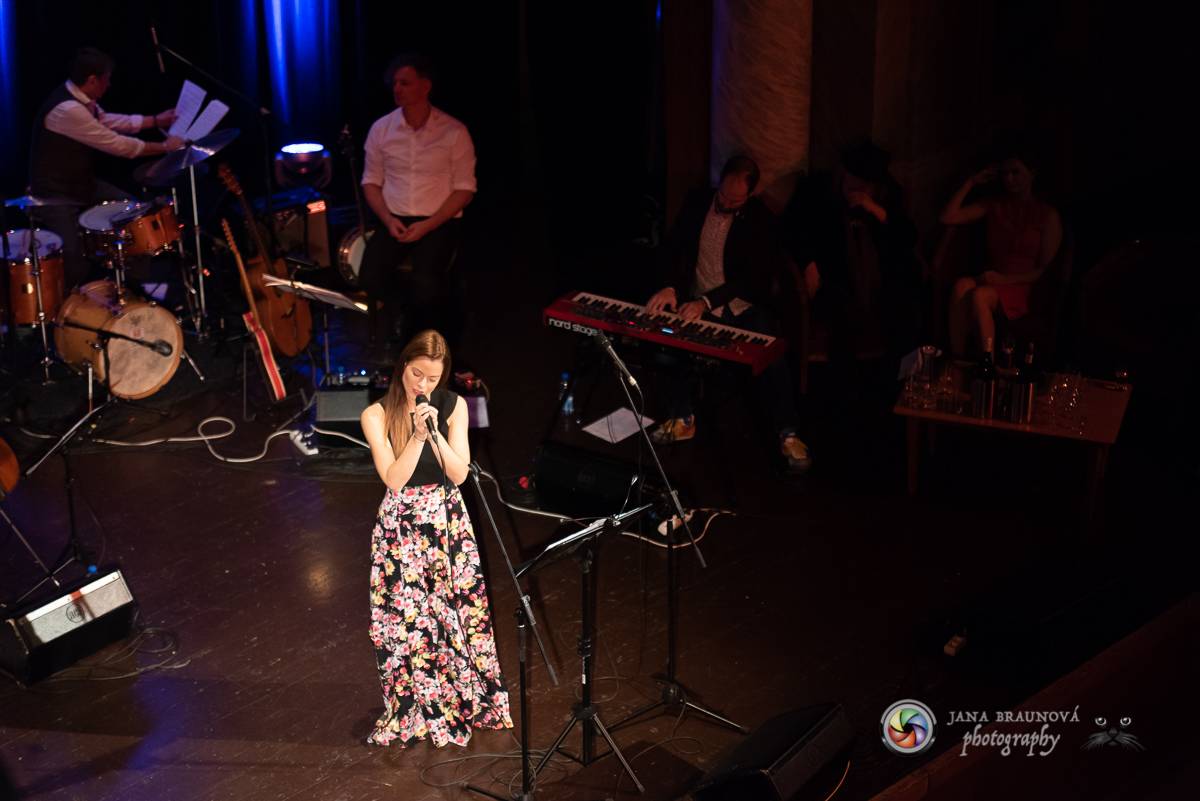 Hudba Petra Hapky naplnila Měšťanskou besedu v Plzni, jeho písně zpívali Lenka Nová nebo František Segrado