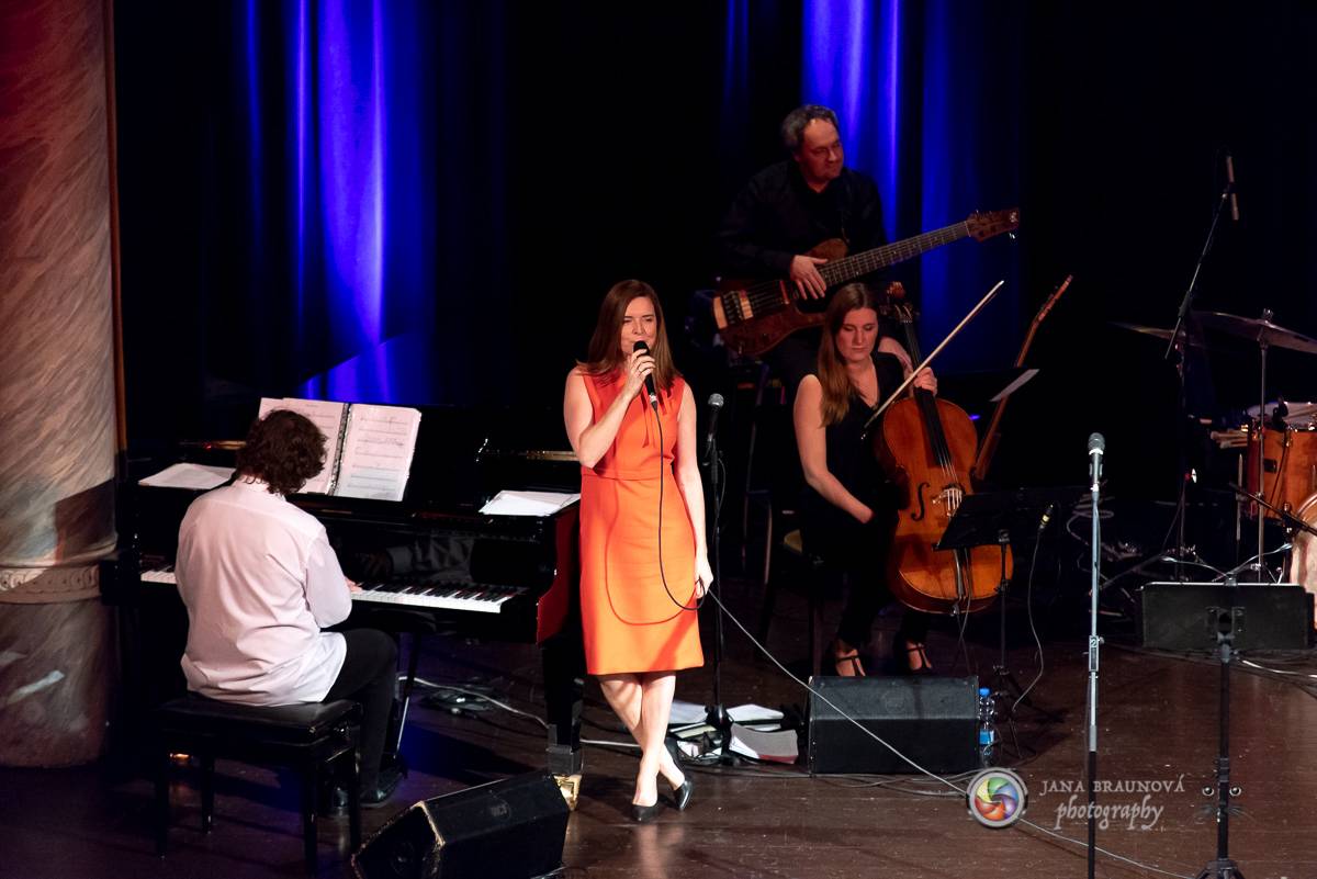 Hudba Petra Hapky naplnila Měšťanskou besedu v Plzni, jeho písně zpívali Lenka Nová nebo František Segrado