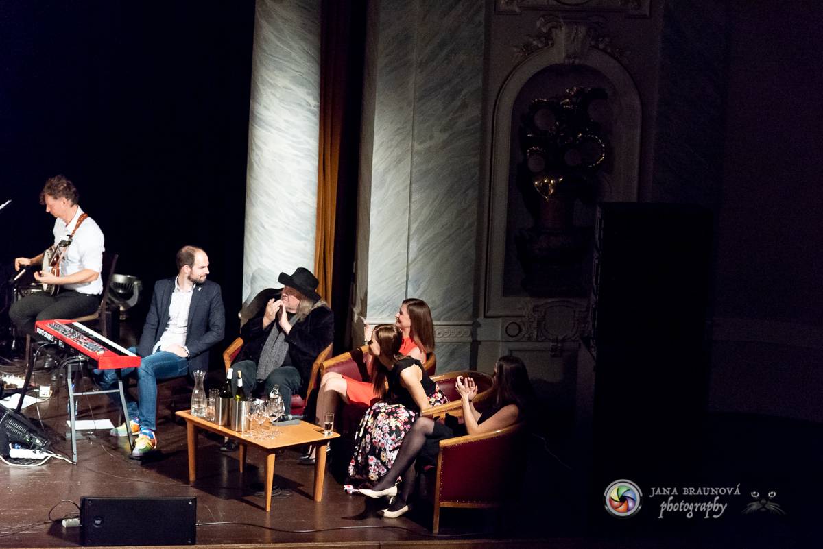 Hudba Petra Hapky naplnila Měšťanskou besedu v Plzni, jeho písně zpívali Lenka Nová nebo František Segrado