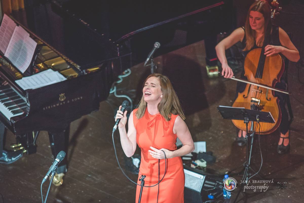Hudba Petra Hapky naplnila Měšťanskou besedu v Plzni, jeho písně zpívali Lenka Nová nebo František Segrado