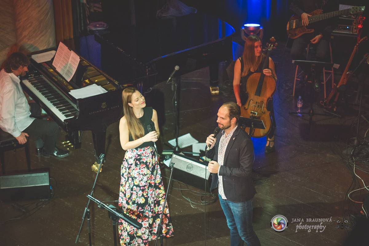 Hudba Petra Hapky naplnila Měšťanskou besedu v Plzni, jeho písně zpívali Lenka Nová nebo František Segrado