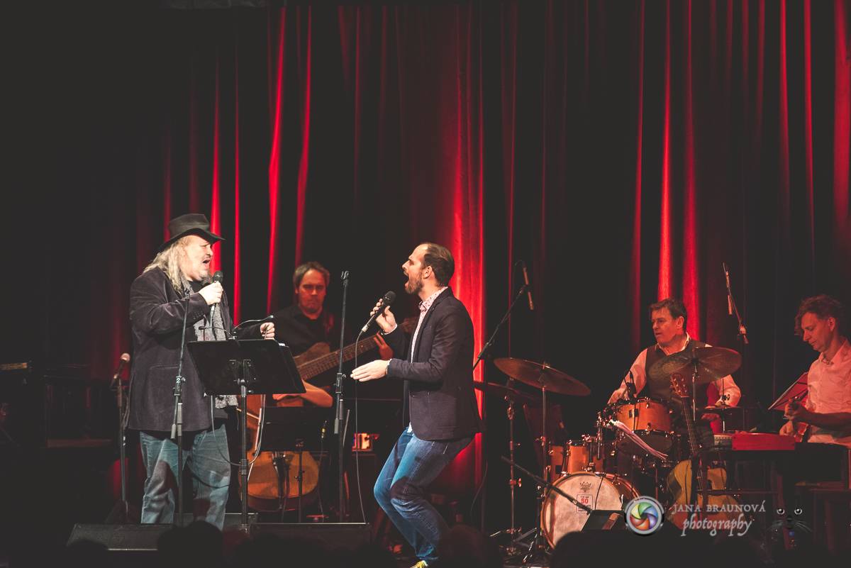 Hudba Petra Hapky naplnila Měšťanskou besedu v Plzni, jeho písně zpívali Lenka Nová nebo František Segrado