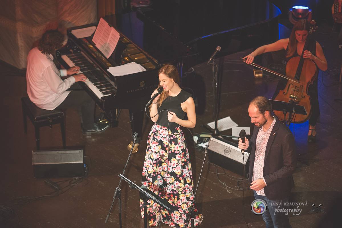 Hudba Petra Hapky naplnila Měšťanskou besedu v Plzni, jeho písně zpívali Lenka Nová nebo František Segrado