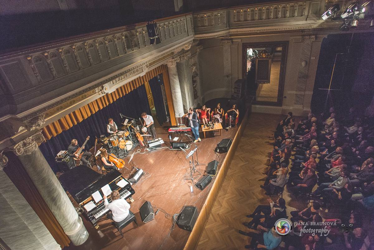 Hudba Petra Hapky naplnila Měšťanskou besedu v Plzni, jeho písně zpívali Lenka Nová nebo František Segrado