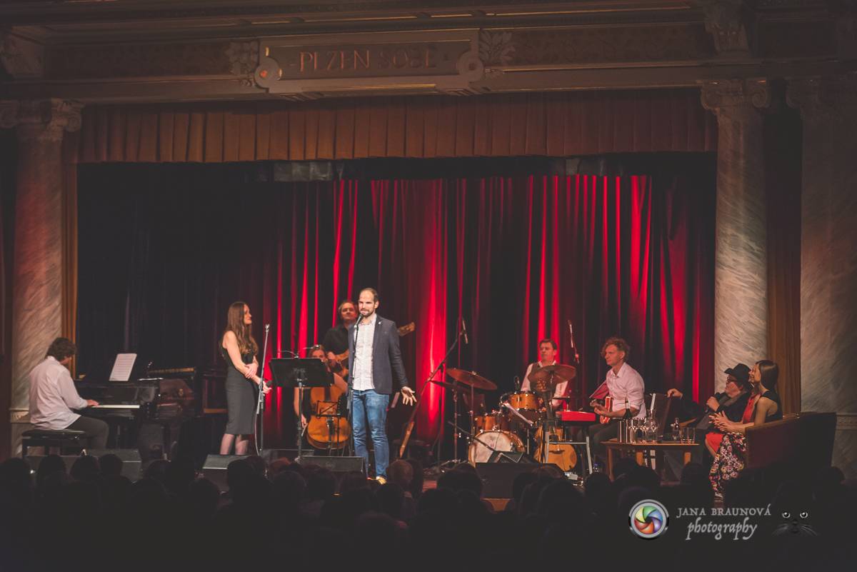 Hudba Petra Hapky naplnila Měšťanskou besedu v Plzni, jeho písně zpívali Lenka Nová nebo František Segrado