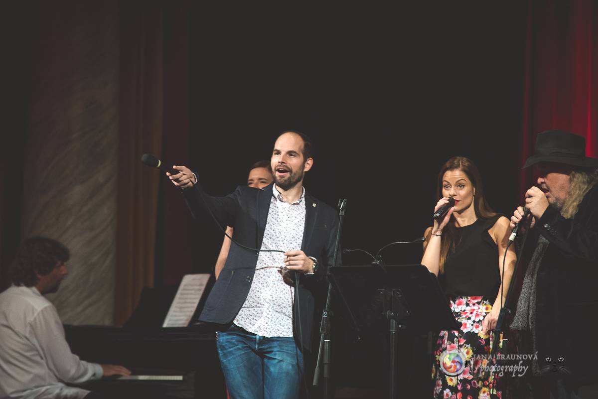 Hudba Petra Hapky naplnila Měšťanskou besedu v Plzni, jeho písně zpívali Lenka Nová nebo František Segrado