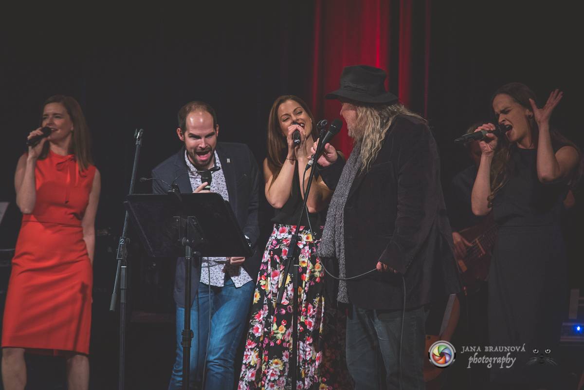 Hudba Petra Hapky naplnila Měšťanskou besedu v Plzni, jeho písně zpívali Lenka Nová nebo František Segrado
