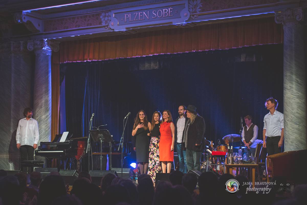 Hudba Petra Hapky naplnila Měšťanskou besedu v Plzni, jeho písně zpívali Lenka Nová nebo František Segrado