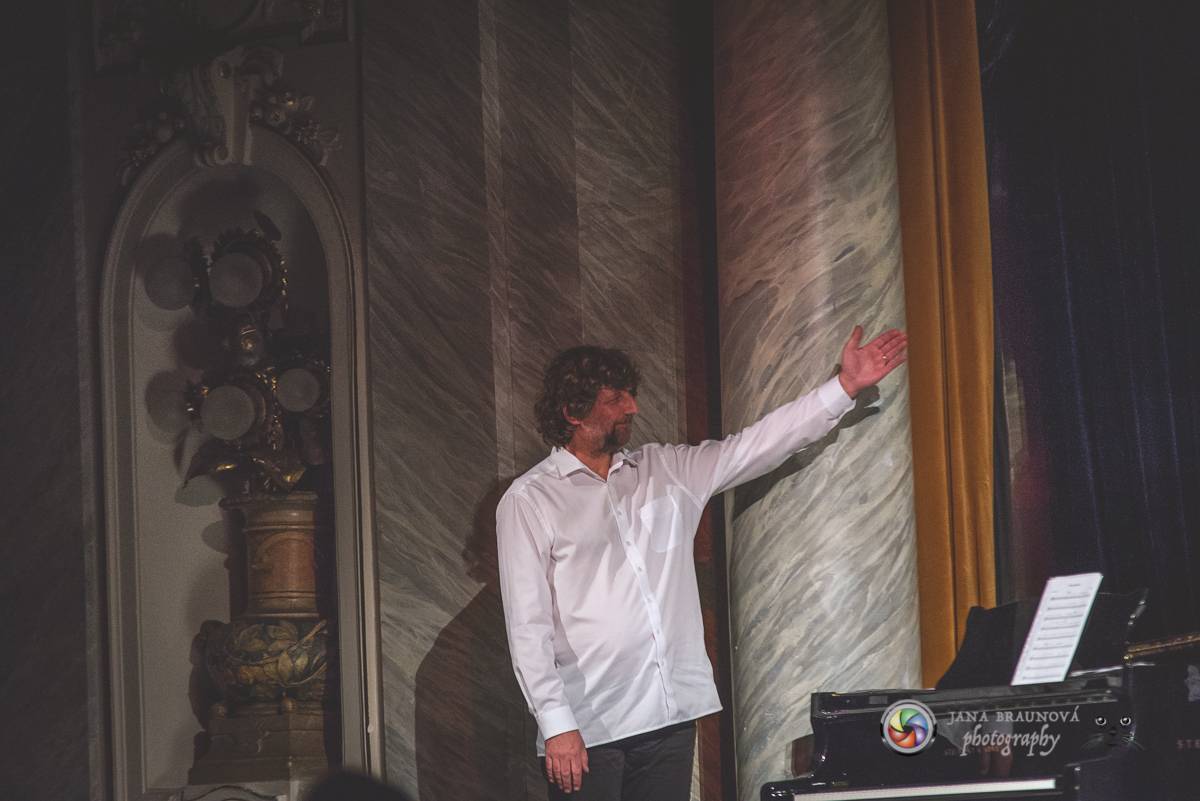 Hudba Petra Hapky naplnila Měšťanskou besedu v Plzni, jeho písně zpívali Lenka Nová nebo František Segrado