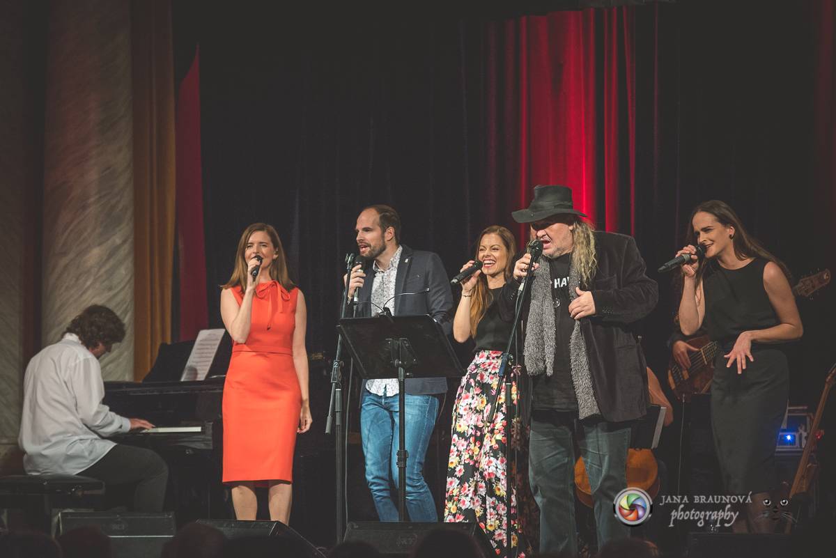 Hudba Petra Hapky naplnila Měšťanskou besedu v Plzni, jeho písně zpívali Lenka Nová nebo František Segrado