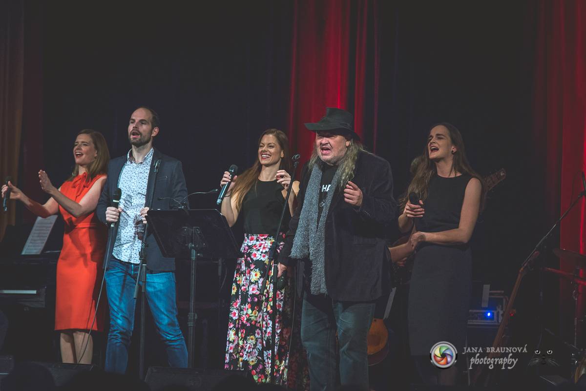Hudba Petra Hapky naplnila Měšťanskou besedu v Plzni, jeho písně zpívali Lenka Nová nebo František Segrado