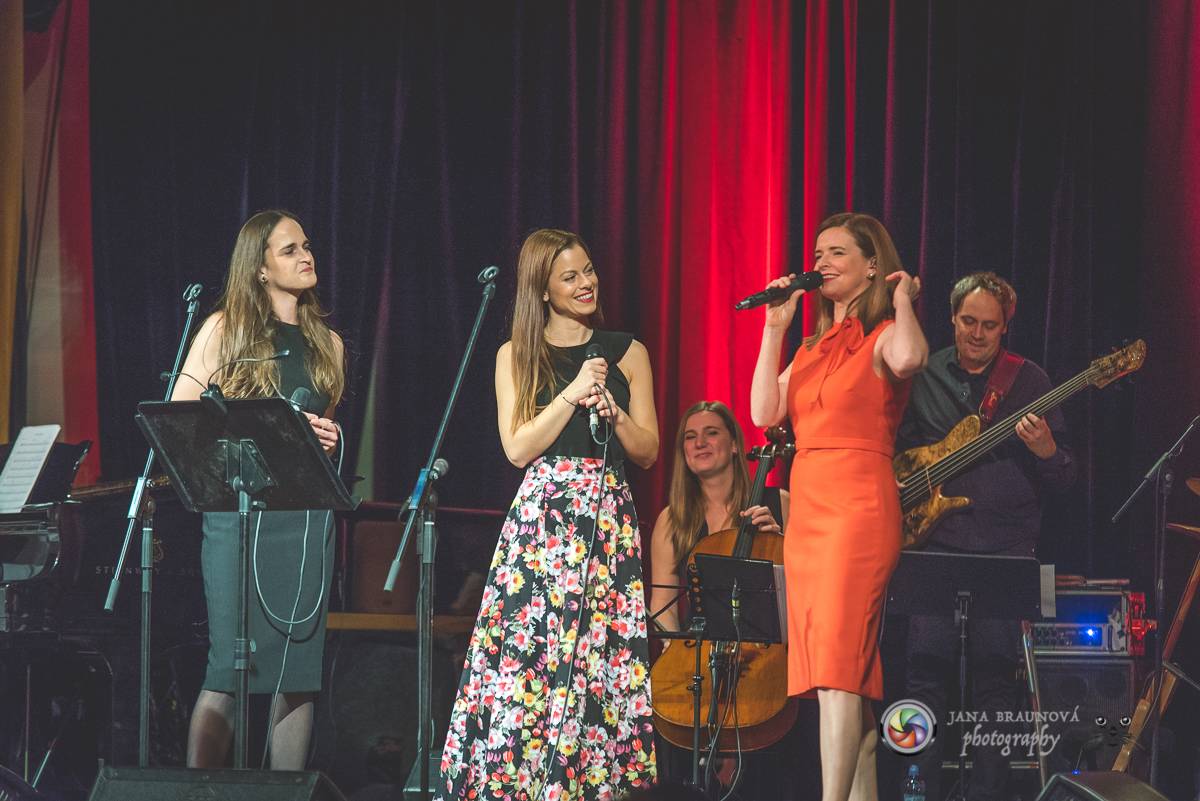 Hudba Petra Hapky naplnila Měšťanskou besedu v Plzni, jeho písně zpívali Lenka Nová nebo František Segrado