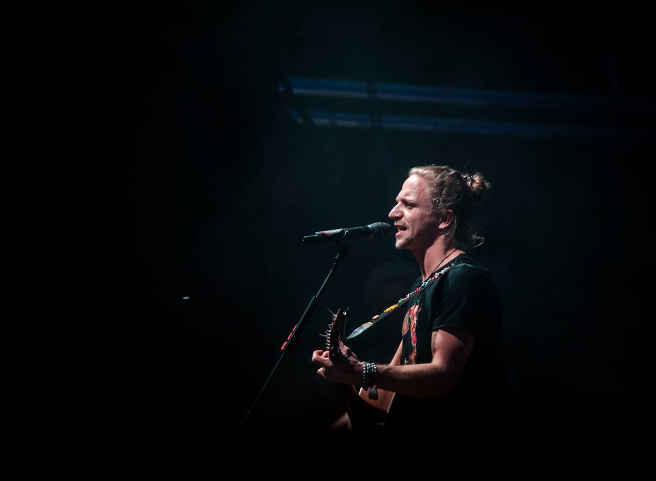 Tomáš Klus zpíval a tančil SpOlu s plzeňskými fanoušky