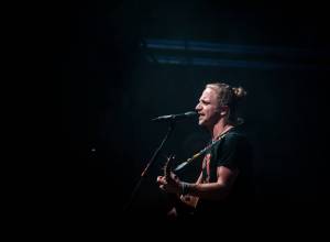 Tomáš Klus zpíval a tančil SpOlu s plzeňskými fanoušky