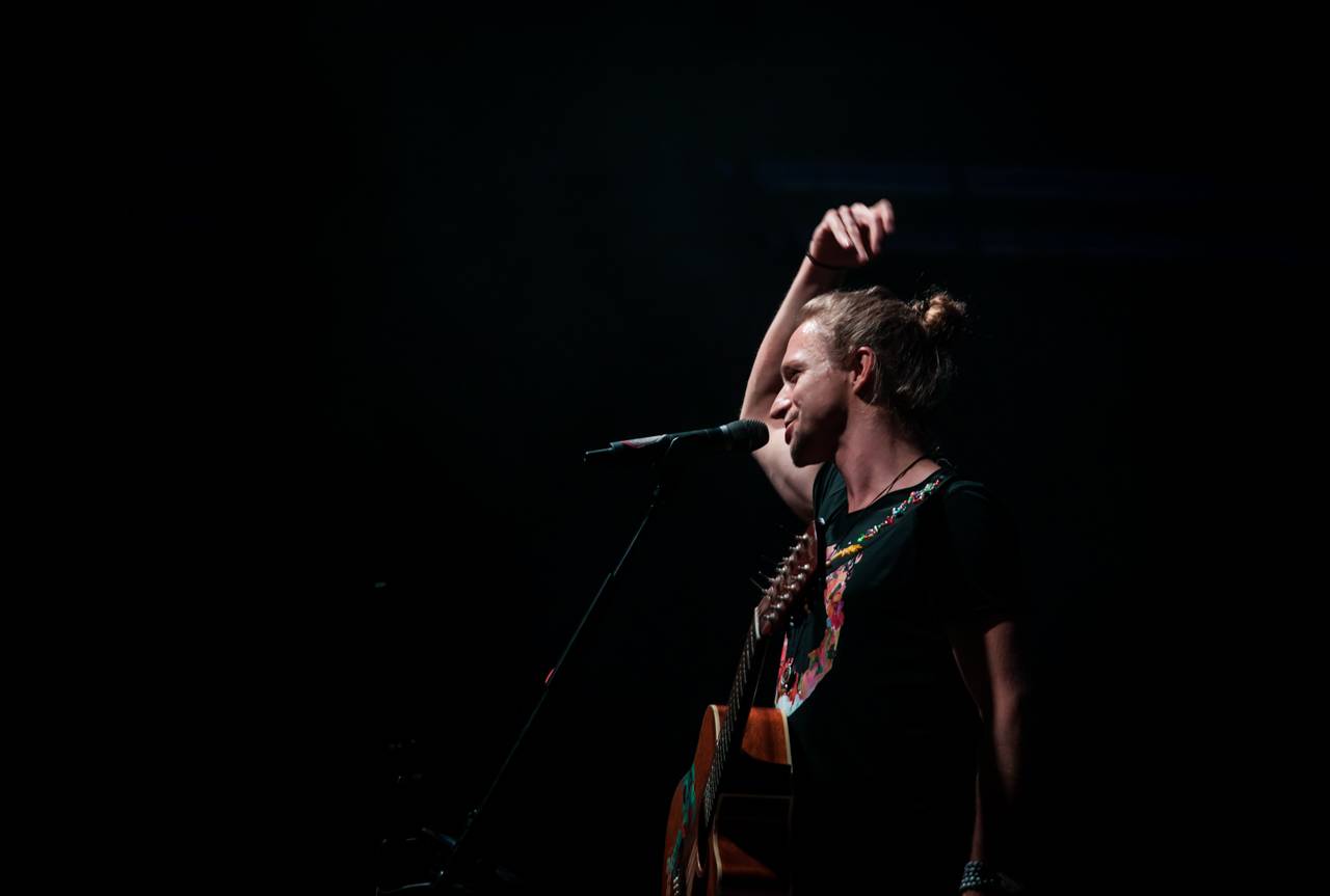 Tomáš Klus zpíval a tančil SpOlu s plzeňskými fanoušky