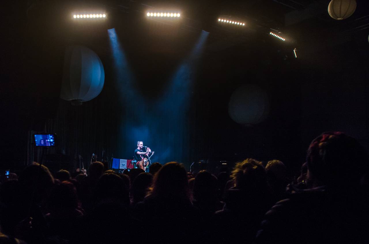 Tomáš Klus zpíval a tančil SpOlu s plzeňskými fanoušky