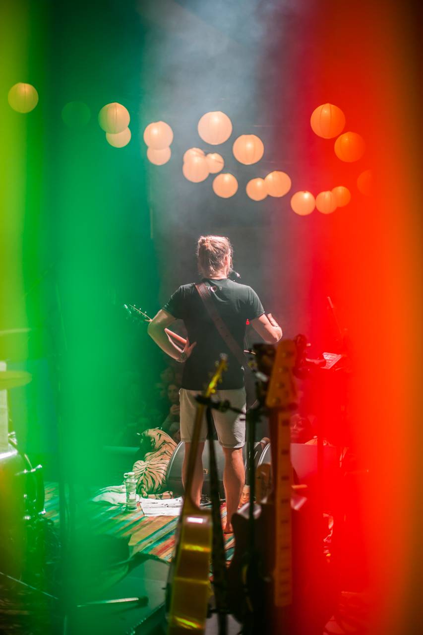 Tomáš Klus zpíval a tančil SpOlu s plzeňskými fanoušky