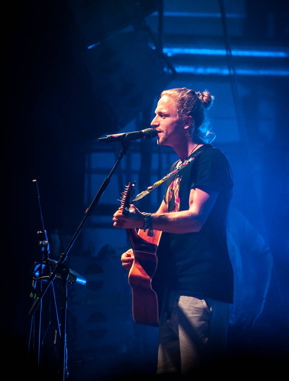 Tomáš Klus zpíval a tančil SpOlu s plzeňskými fanoušky