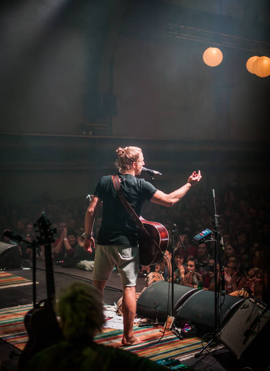 Tomáš Klus zpíval a tančil SpOlu s plzeňskými fanoušky