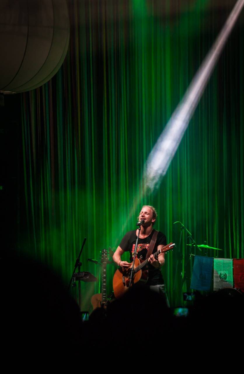 Tomáš Klus zpíval a tančil SpOlu s plzeňskými fanoušky