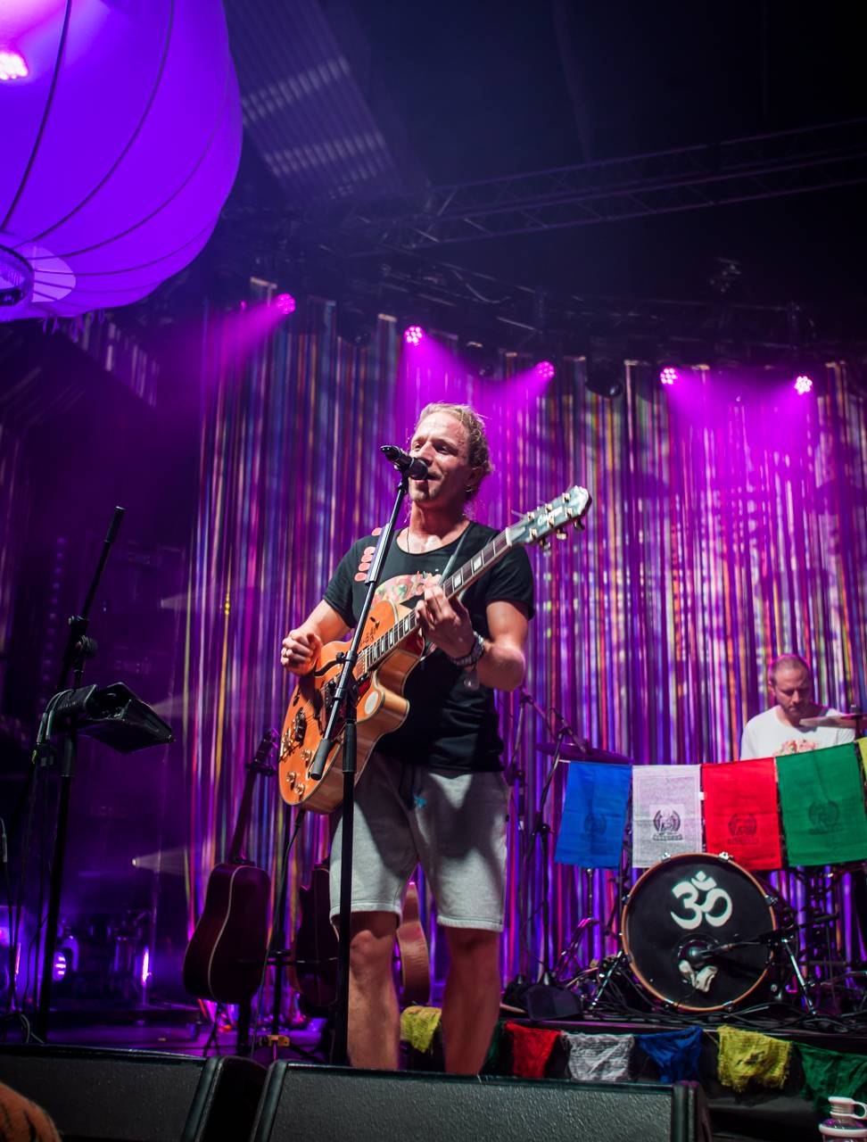 Tomáš Klus zpíval a tančil SpOlu s plzeňskými fanoušky
