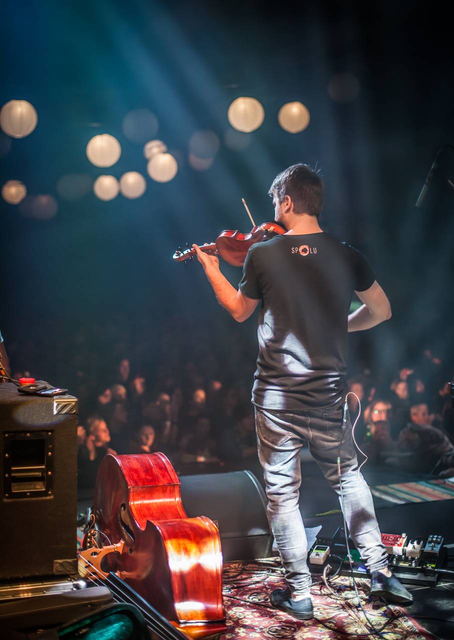 Tomáš Klus zpíval a tančil SpOlu s plzeňskými fanoušky