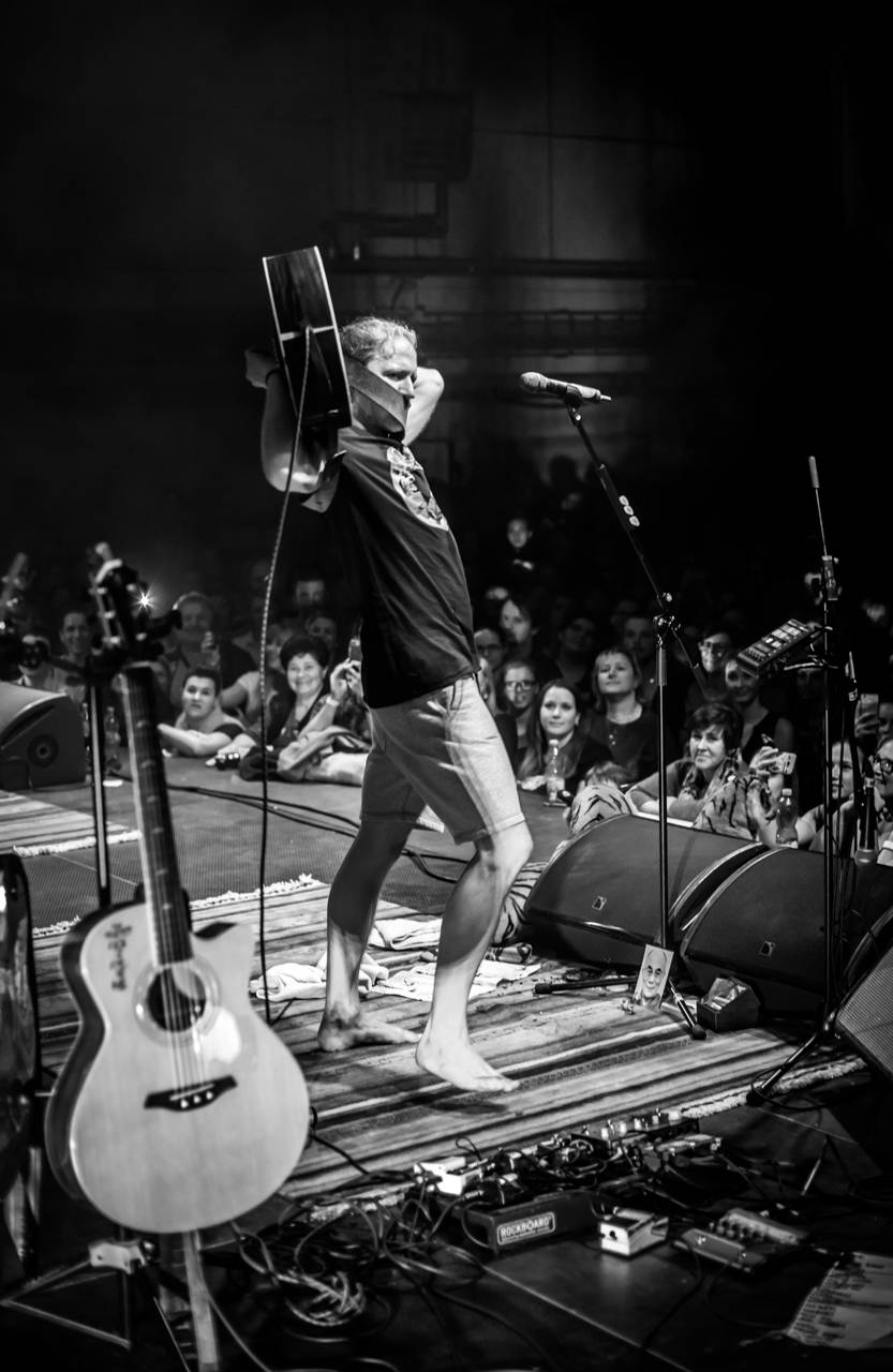 Tomáš Klus zpíval a tančil SpOlu s plzeňskými fanoušky