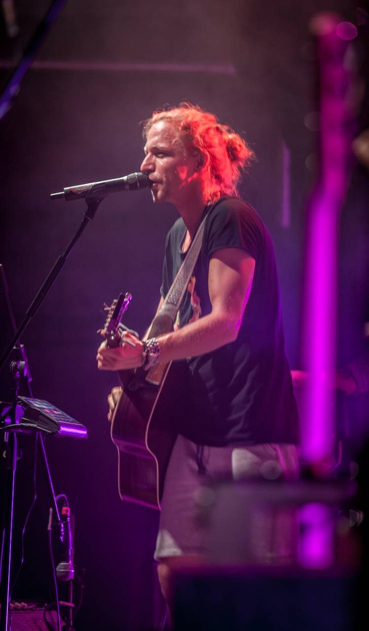 Tomáš Klus zpíval a tančil SpOlu s plzeňskými fanoušky