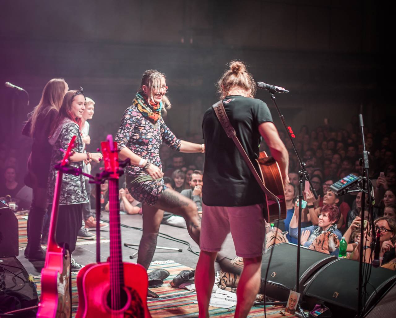 Tomáš Klus zpíval a tančil SpOlu s plzeňskými fanoušky