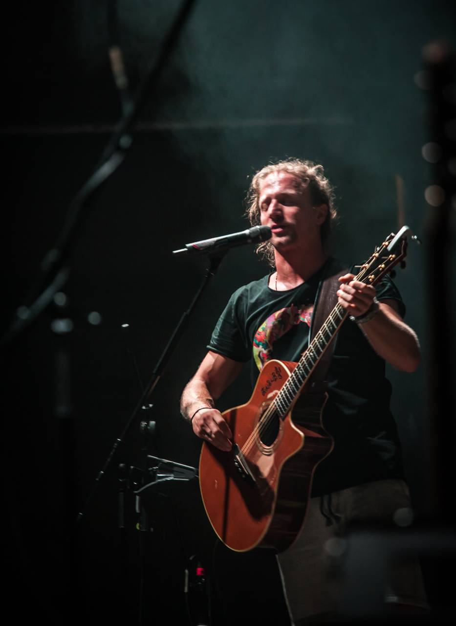 Tomáš Klus zpíval a tančil SpOlu s plzeňskými fanoušky