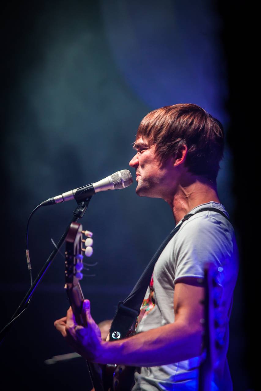 Tomáš Klus zpíval a tančil SpOlu s plzeňskými fanoušky