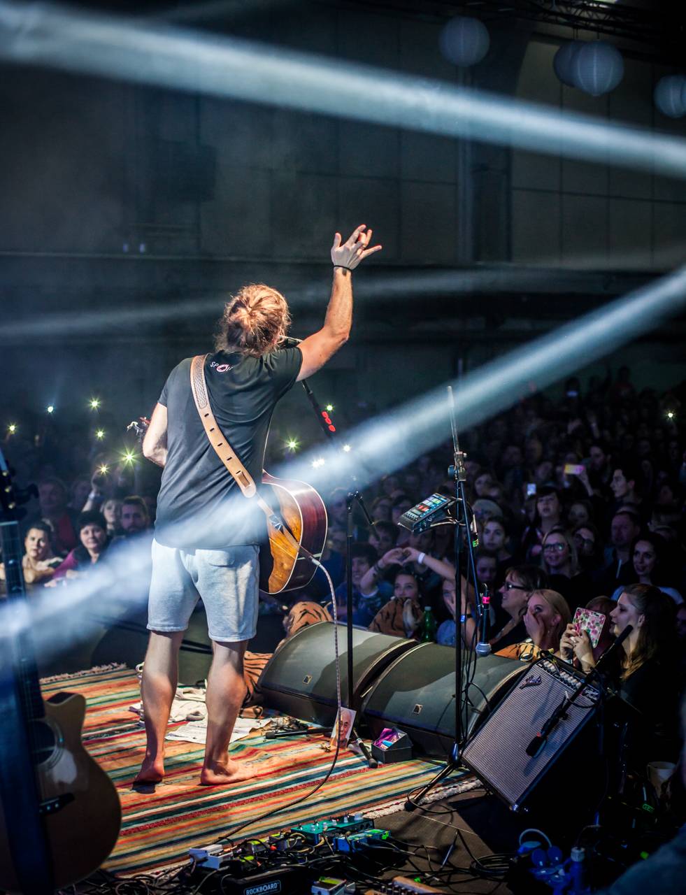 Tomáš Klus zpíval a tančil SpOlu s plzeňskými fanoušky