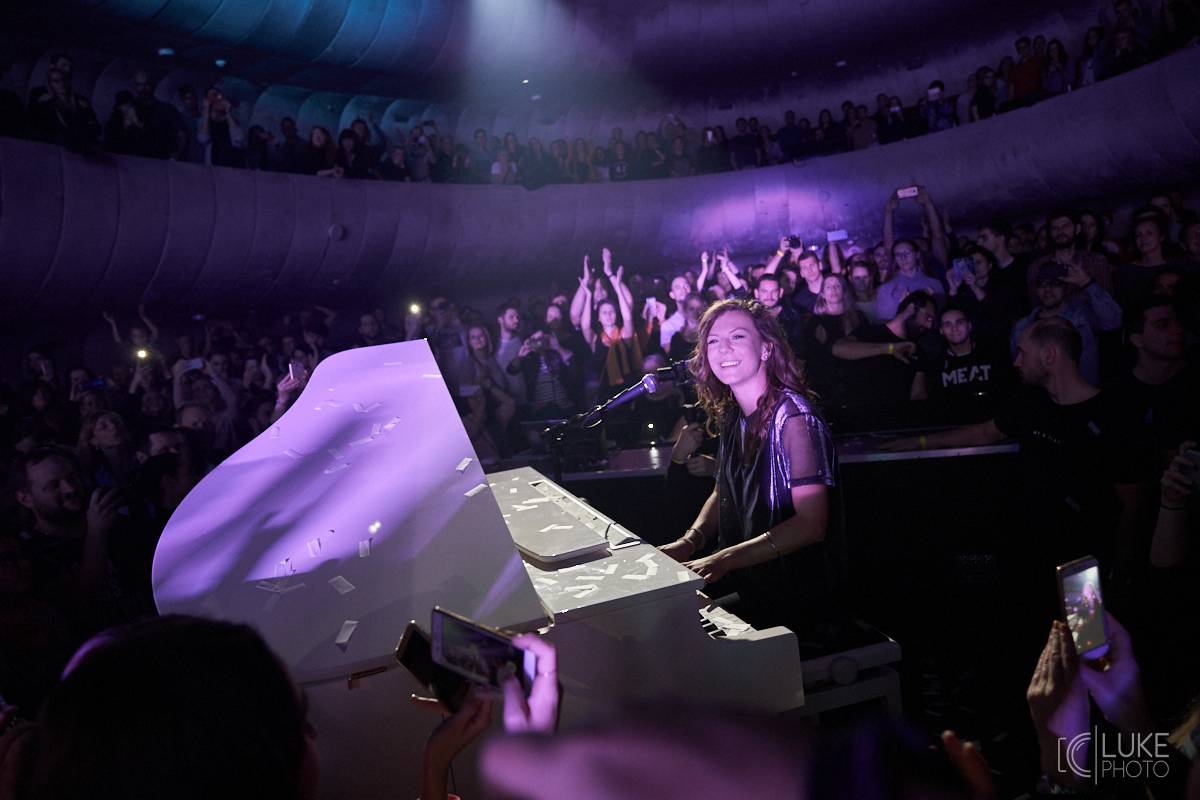 Lenny si podmanila brněnské Sono. Fanouškům zazpívala přímo uprostřed sálu