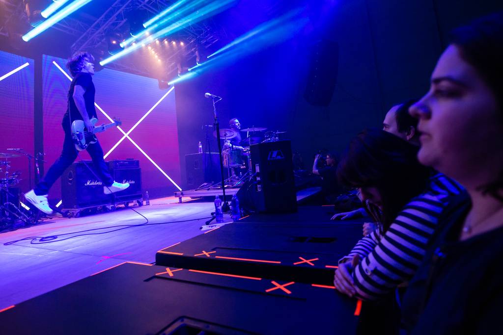 Tata Bojs pokračují v oslavách třicetin: Koncertem v galerii DOX představili svou výstavu