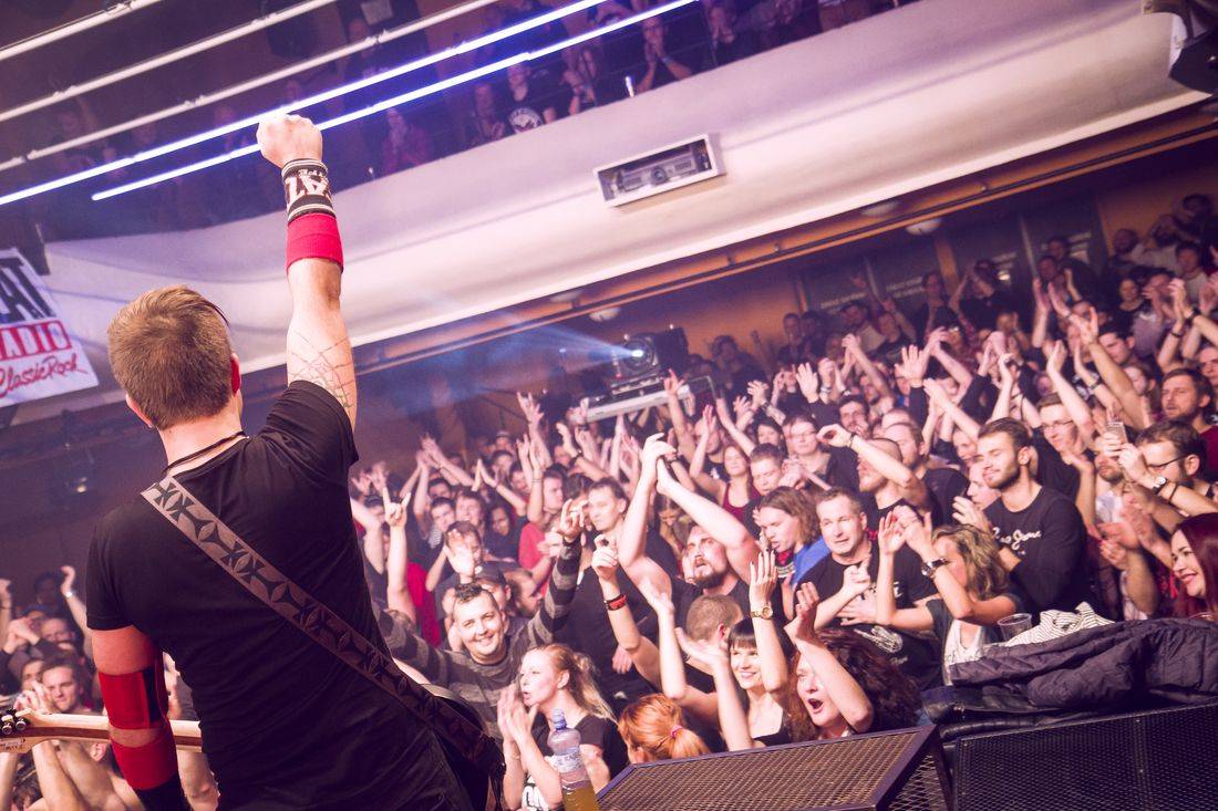 Cocotte Minute v Akropoli: EP Veď mě pokřtila fanynka