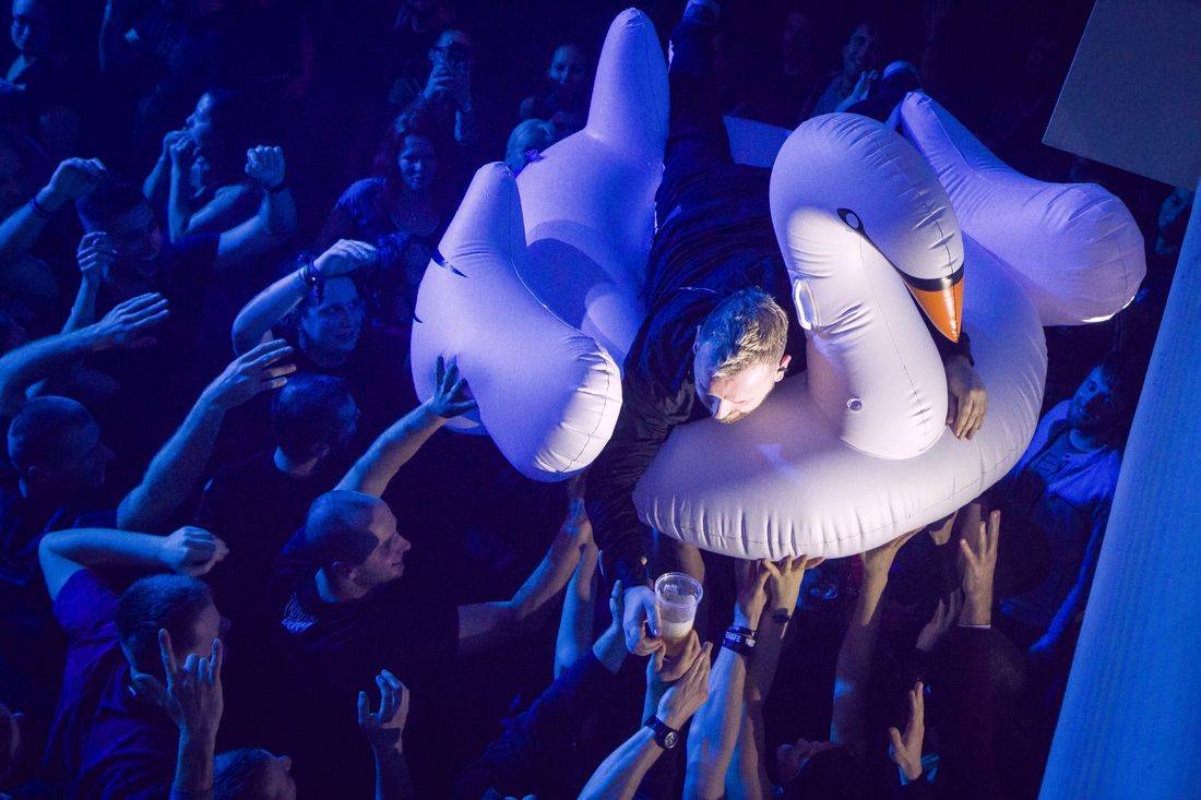 Cocotte Minute v Akropoli: EP Veď mě pokřtila fanynka