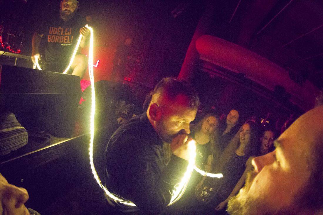 Cocotte Minute v Akropoli: EP Veď mě pokřtila fanynka