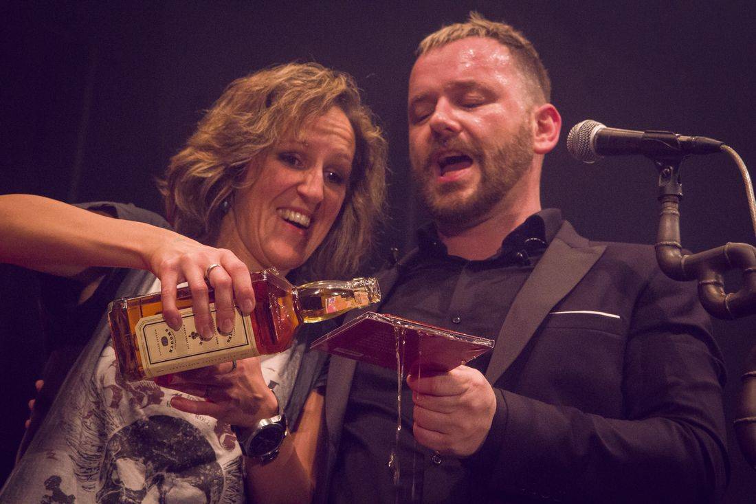 Cocotte Minute v Akropoli: EP Veď mě pokřtila fanynka