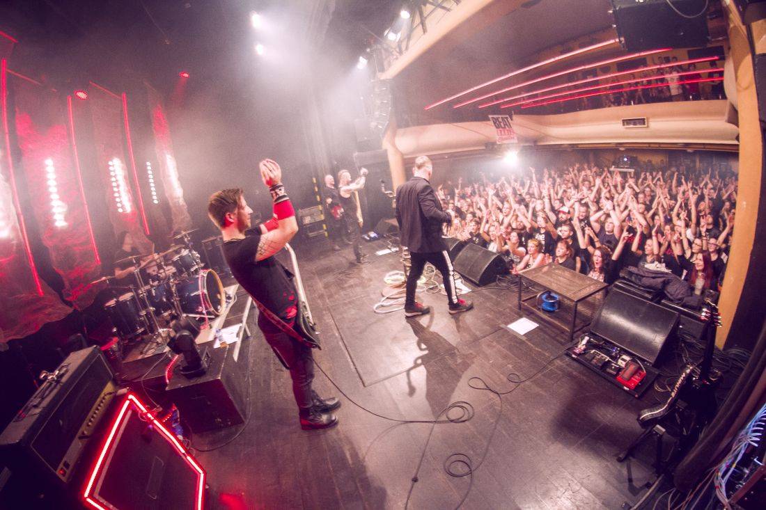 Cocotte Minute v Akropoli: EP Veď mě pokřtila fanynka