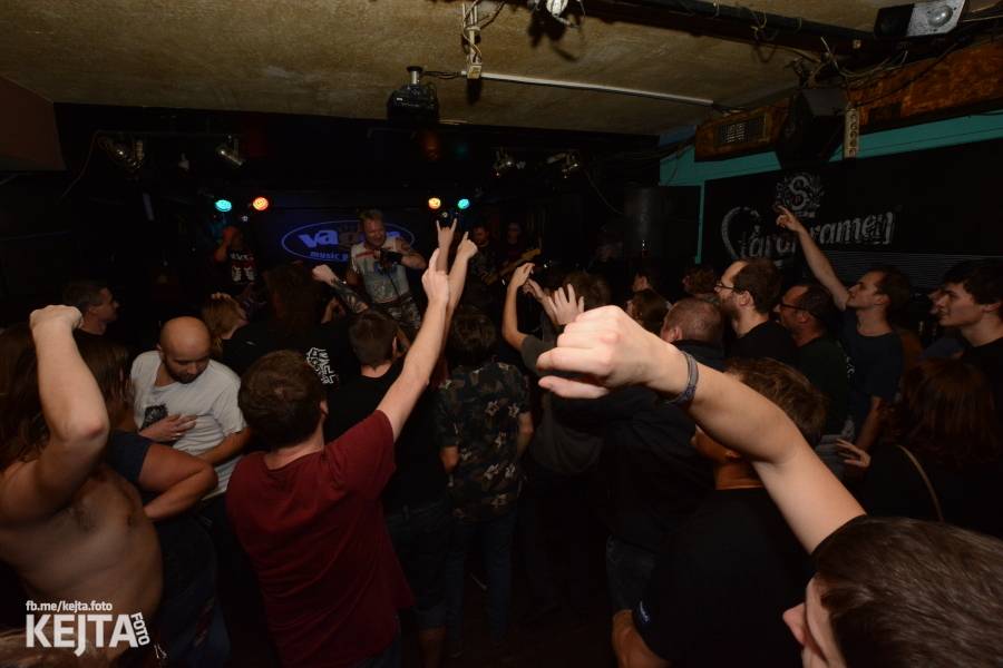 Pivo, punk a pogo: Předvánoční koncert Znouzectnosti a N.V.Ú. obsadil Vagon
