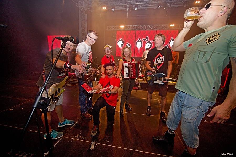 Tři sestry křtili Svobodu ředkvičkám, v Malé sportovní hale obdrželi Zlatou desku